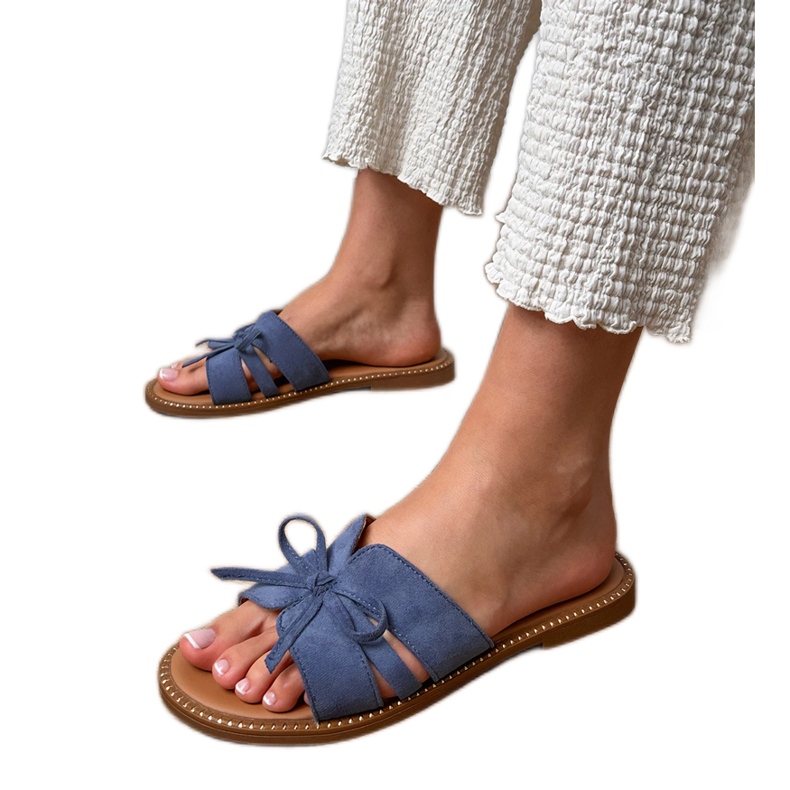 Les tongs bleus avec un arc et une décoration sur les bords