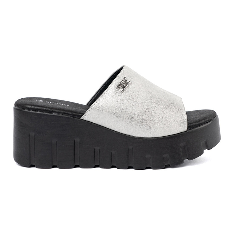 Goodin Les tongs en argent sur une plate-forme noire