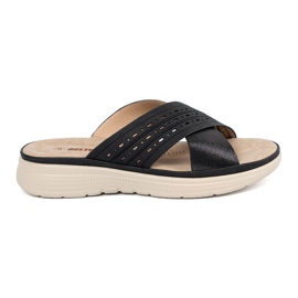 Des pantoufles noires sur la plate-forme