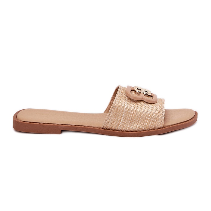 Les tongs plats des femmes avec des détails décoratifs beige