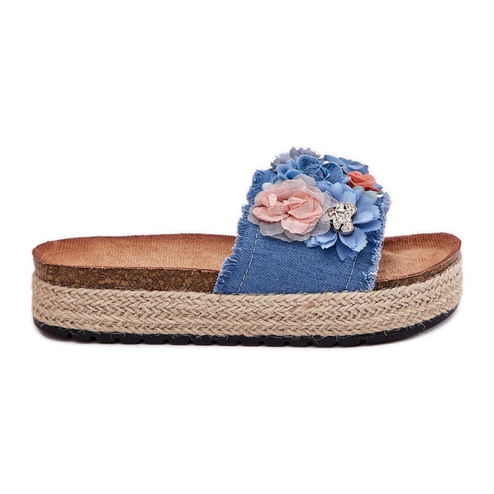 Les tongs pour femmes sur la plate-forme avec des fleurs tresses et bleues