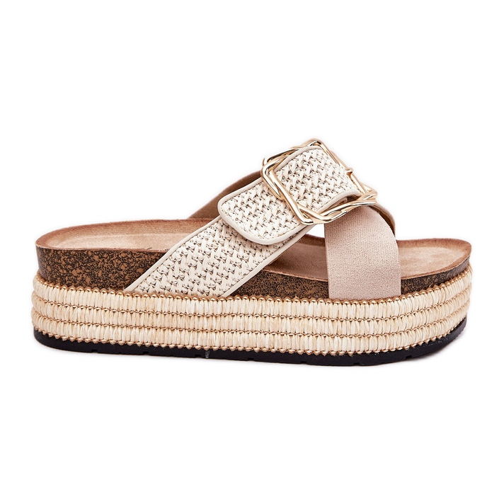 Slippers pour femmes sur la plate-forme avec tresse et la pince dorée beige