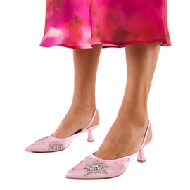Pompes roses avec zircons et un talon ouvert