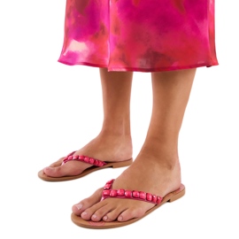 Les tongs roses décorés de cailloux