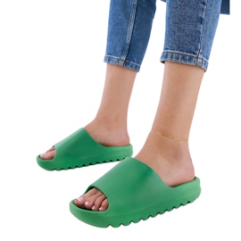 Les tongs en caoutchouc des femmes vertes
