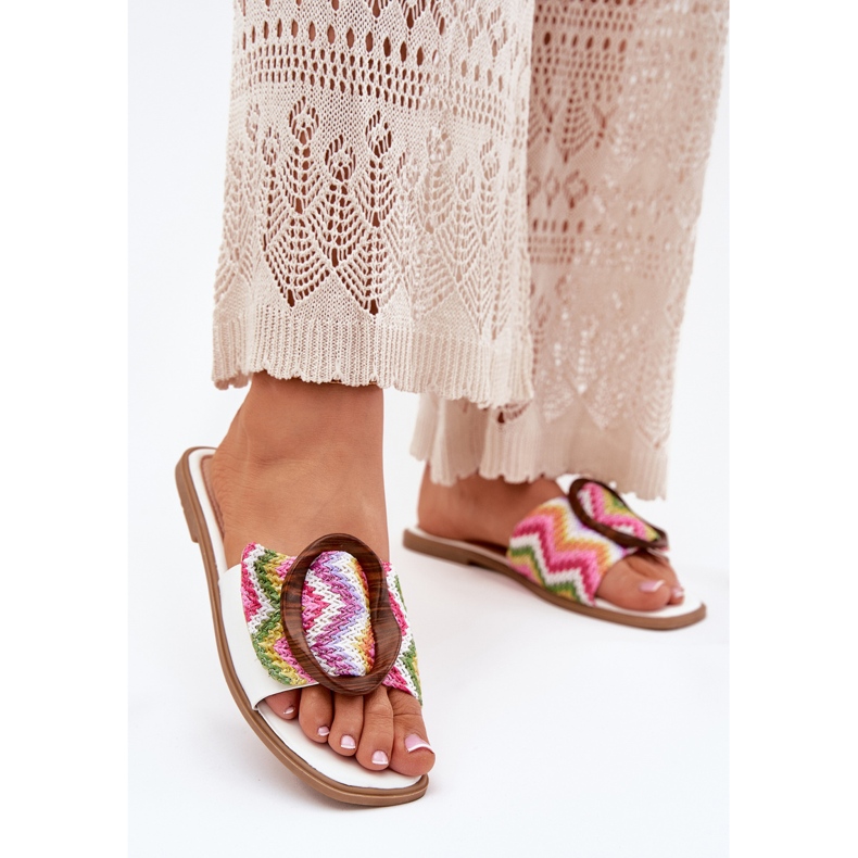 Les tongs plats des femmes avec une boucle blanche décorative