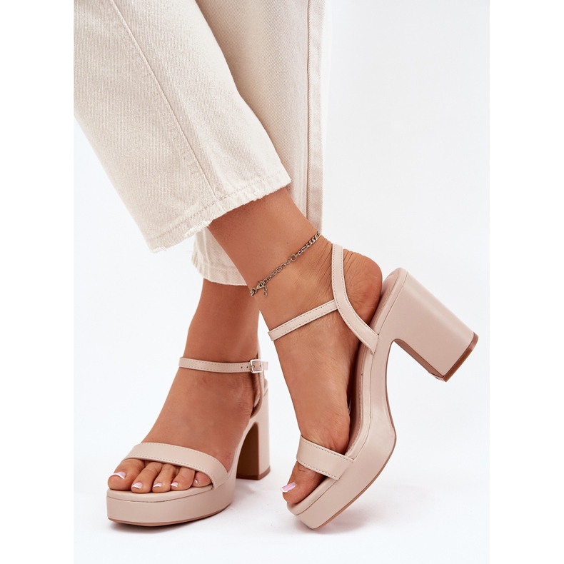 Sandales en cuir écologique sur le post Beige