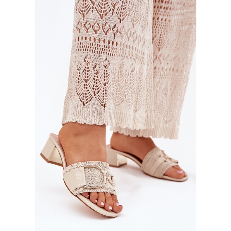 Talons hauts pour femmes avec un détail décoratif beige