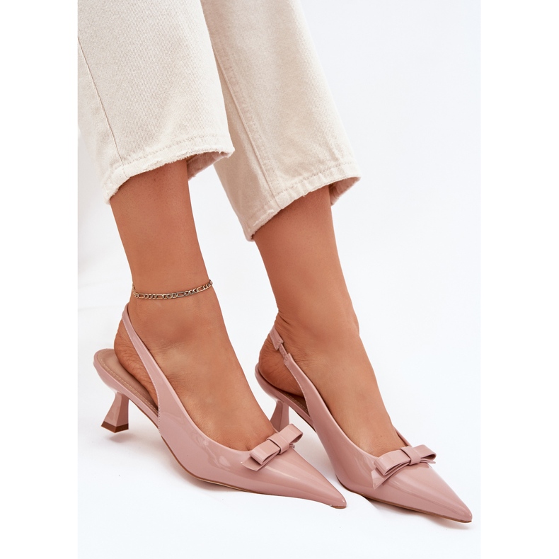 Sandales verni sur une épingle avec un arc nu beige