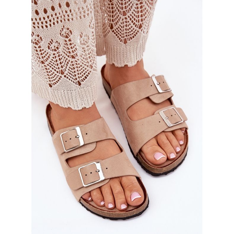 Les tongs pour femmes sur la plate-forme de liège boucles beige