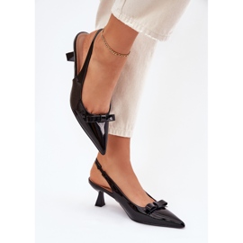 Sandales peintes sur un talon haut avec un arc noir le noir