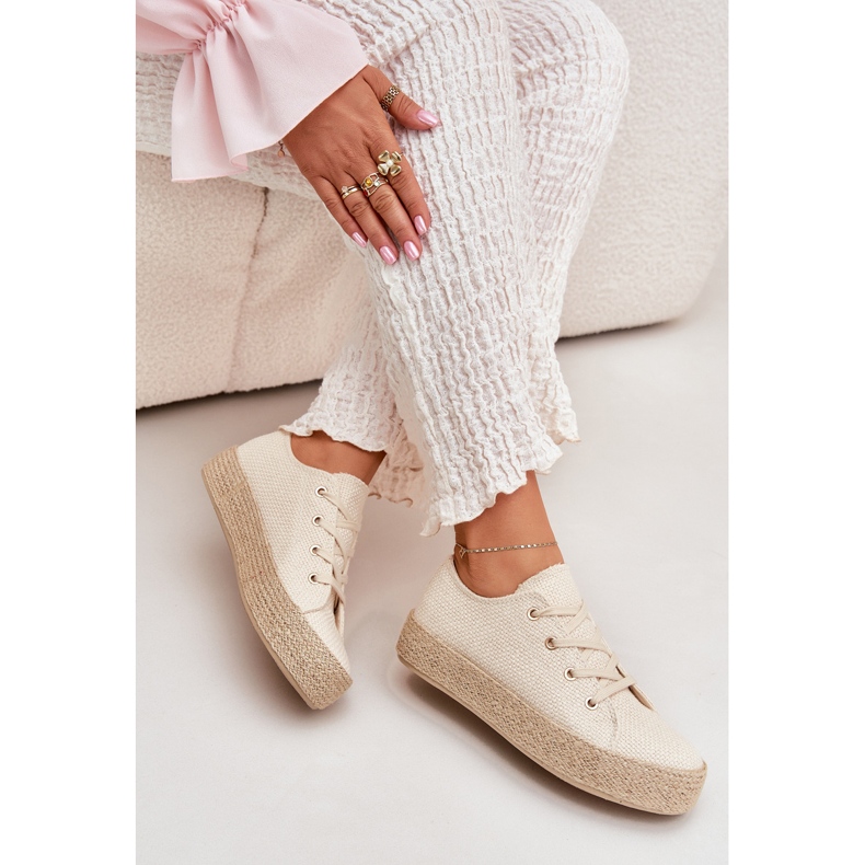Baskets pour femmes sur la plate-forme avec tresse beige Baskets pour femmes sur la plate-forme avec tresse beige