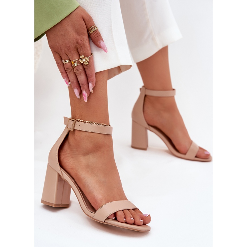 Sandales féminines en cuir écologique sur le post beige Sandales féminines en cuir écologique sur le post beige