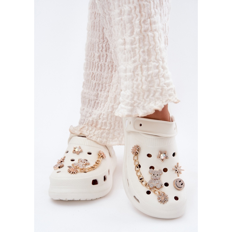 Les tongs de mousse pour femmes avec des épingles blanches