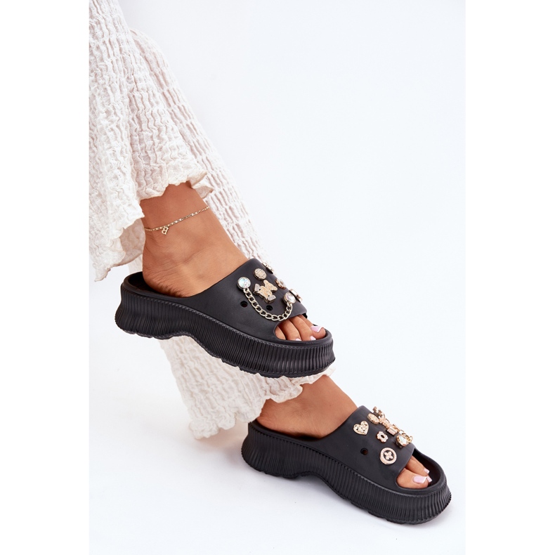 Les tongs de mousse pour femmes avec des épingles dorées épingles noires le noir Les tongs de mousse pour femmes avec des épingles dorées épingles noires le noir