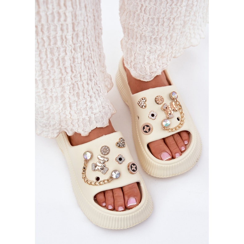 Les tongs de mousse pour femmes avec des épingles dorées mendiaient beige Les tongs de mousse pour femmes avec des épingles dorées mendiaient beige