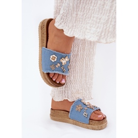 Slippers pour femmes avec épingles dorées sur la plate-forme bleue
