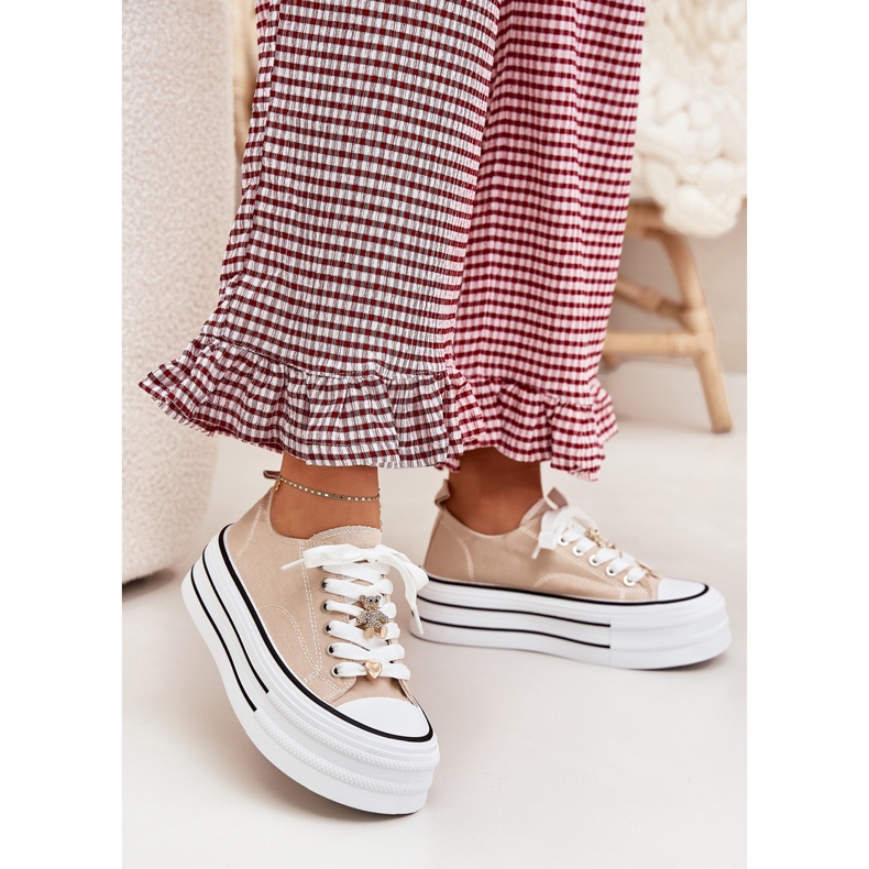 Baskets pour femmes sur la plate-forme avec des épingles dorées beige Baskets pour femmes sur la plate-forme avec des épingles dorées beige