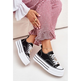 Baskets pour femmes sur la plate-forme avec des épingles dorées noires le noir