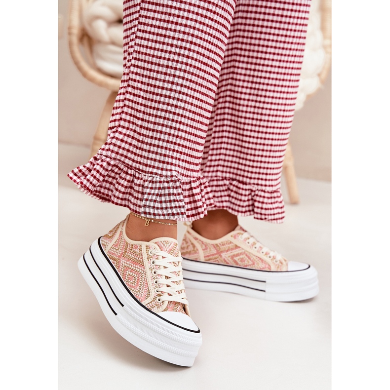 Baskets féminines basses sur la plate-forme rose