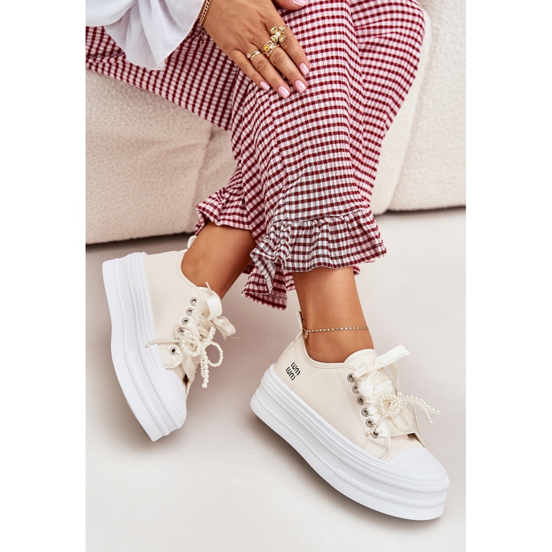 Baskets pour femmes sur la plate-forme avec un laçage décoratif beige