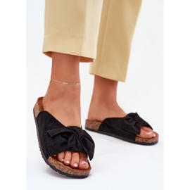 Slippers pour femmes sur une semelle de liège avec un arc noir