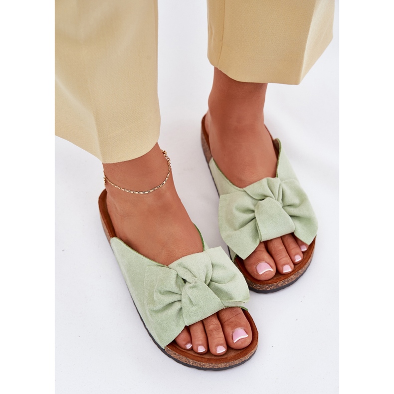 Slippers pour femmes sur la semelle en liège avec un arc à la menthe vert
