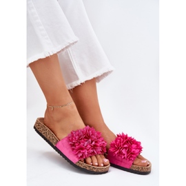 Les tongs des femmes sur une semelle de liège avec des fleurs fuchsia rose