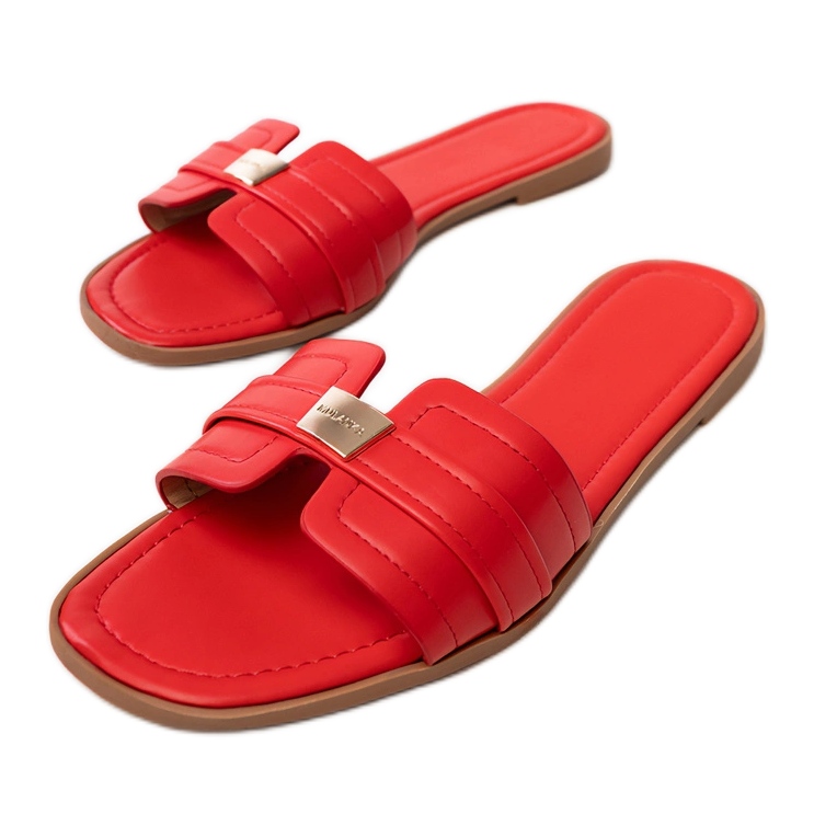 Slippers des femmes rouges avec un ornement sur la ceinture