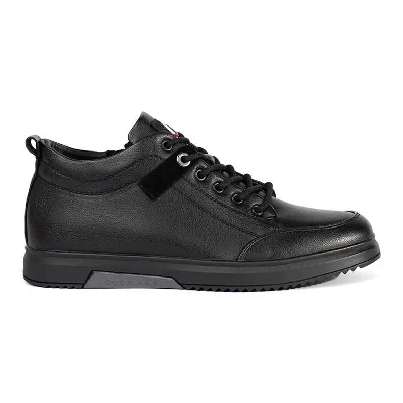 Chaussures liées isolées des hommes noirs le noir
