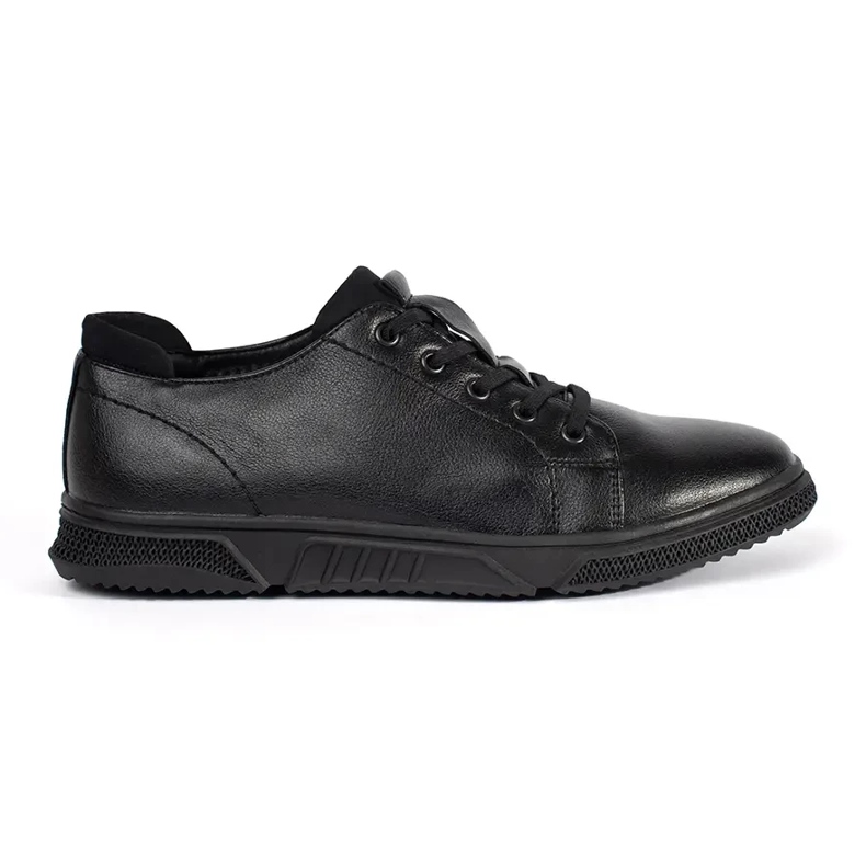 Chaussures des hommes noirs isolés de fourrure le noir