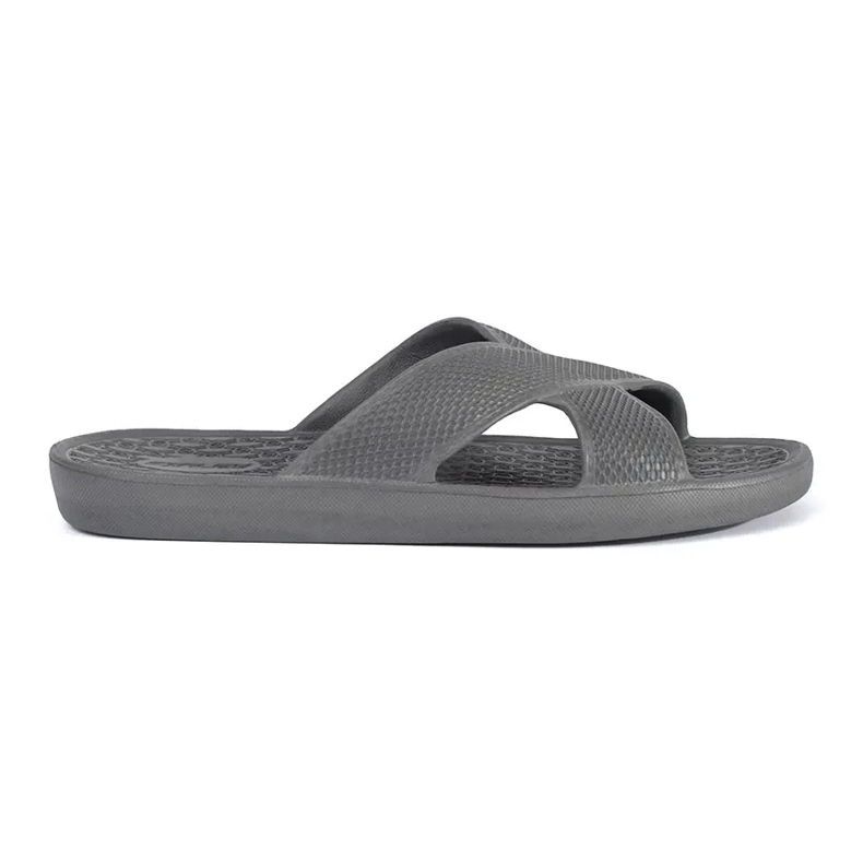 Les tongs de la piscine des hommes gris