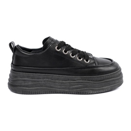 Baskets noires sur la plate-forme