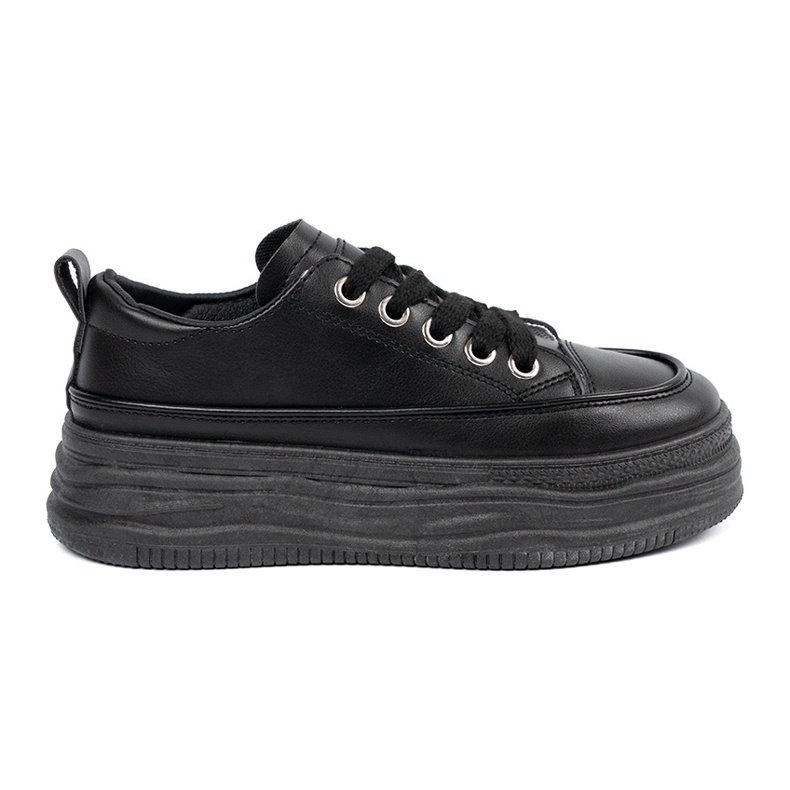 Baskets noires sur la plate-forme le noir