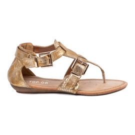 Sandales dorées dans le style du japonais avec des boucles