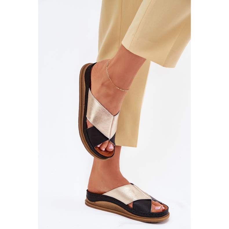 Les tongs en cuir féminin sur la plateforme Maciejka L4986-25 Gold-Black le noir