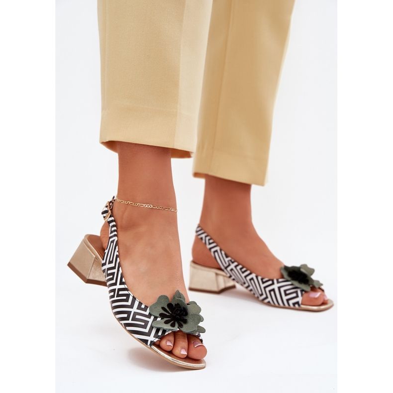 Sandales en cuir pour femmes sur un bloc avec une fleur décorative Laura Messi 2973 Blanc et noir blanche