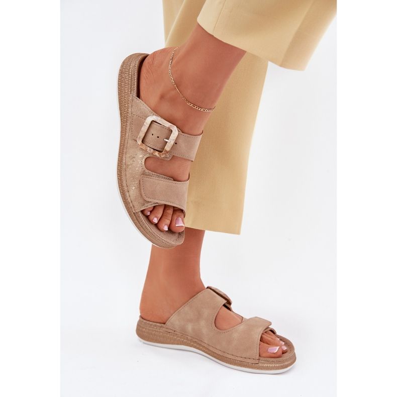 Les tongs des femmes avec une boucle et un velcro inblu MK000013 beige Les tongs des femmes avec une boucle et un velcro inblu MK000013 beige