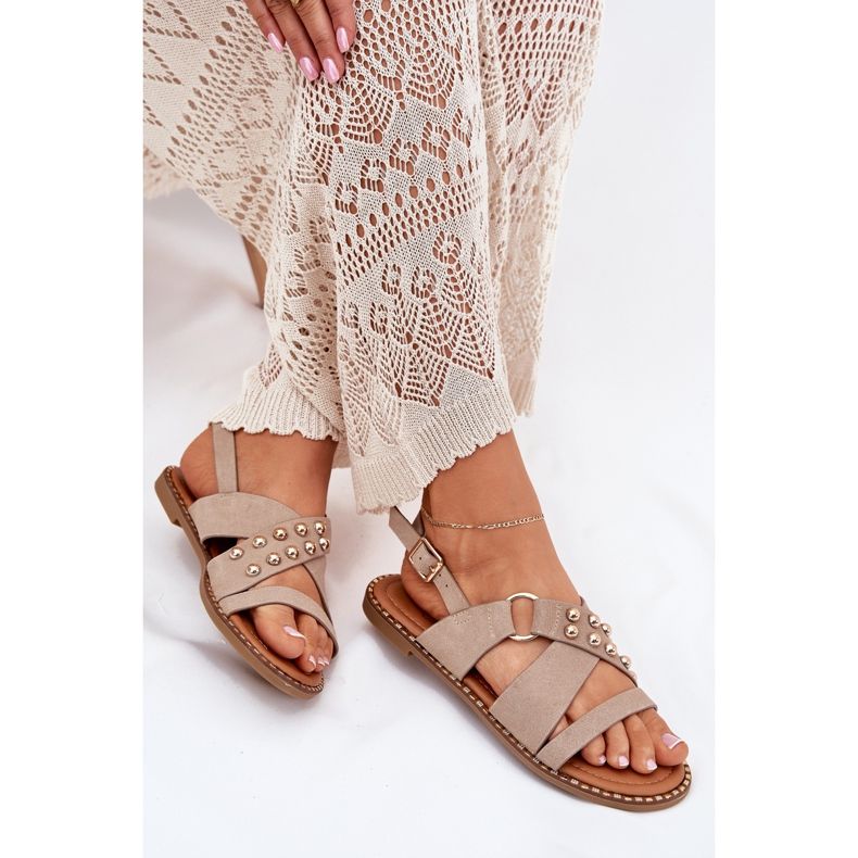 Sandales féminines à thèmes plates avec des goujons dorés beige