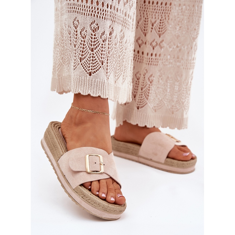 Slippers pour femmes sur la plate-forme avec une pince dorée beige