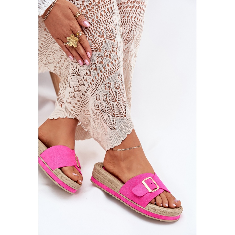 Les tongs pour femmes sur la plate-forme avec la boucle dorée fuchsia rose