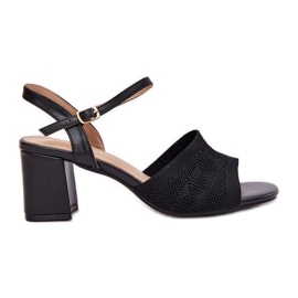 Sandales féminines avec des talons noirs noirs