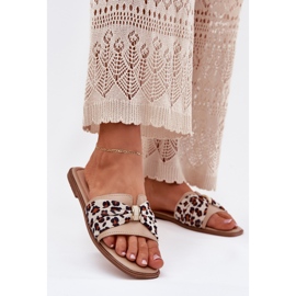 Les tongs des femmes à toit beige
