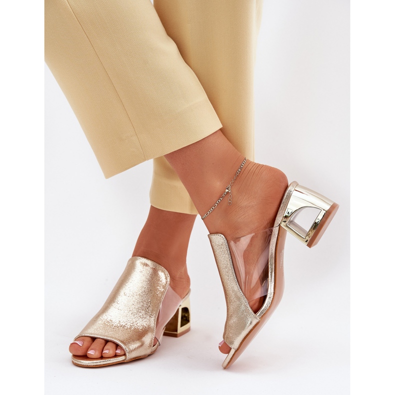 Les tongs des femmes sur le poste d'or