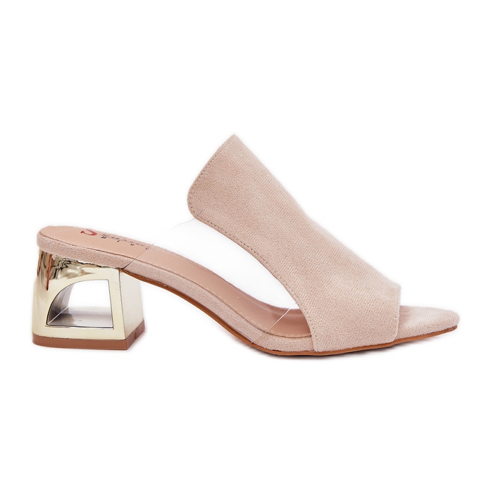 Les tongs des femmes sur le pilier doré beige léger