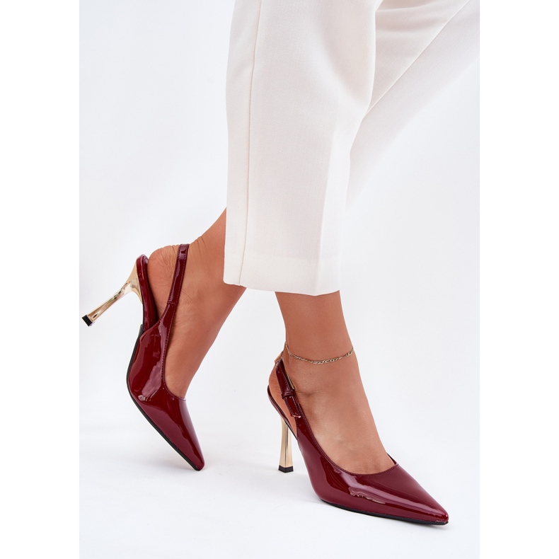 Peint à talons hauts avec un talon ouvert et des outils pointus bordeaux rouge