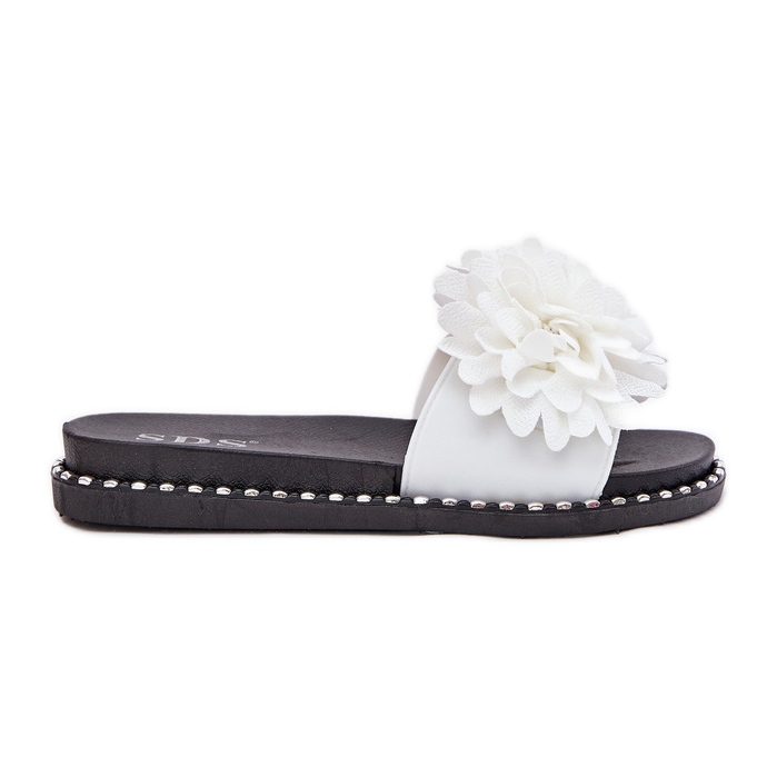Les tongs des femmes décorés de fleurs blanches