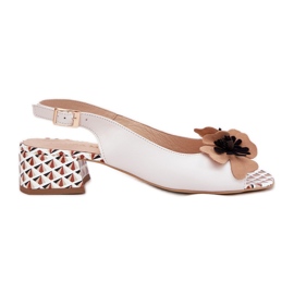 Sandales en cuir pour femmes sur un bloc avec une fleur décorative Laura Messi 2973 Blanc