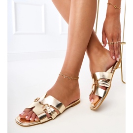 Flip doré-flip avec une décoration dorée