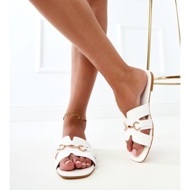 Les tongs blancs avec une décoration dorée